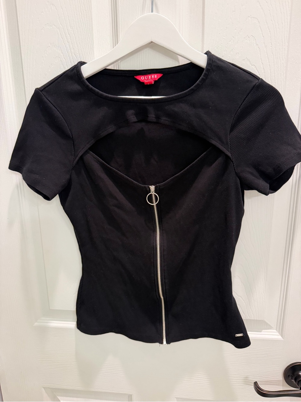 Guess Black Ribbed Short Sleeve Cutout Front-Zip Top, Size L shirt